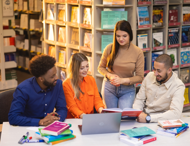 Psychologia i komunikacja w biznesie | Studia I stopnia w Opolu | Uniwersytet WSB Merito Opole: Grupa studentów w bibliotece