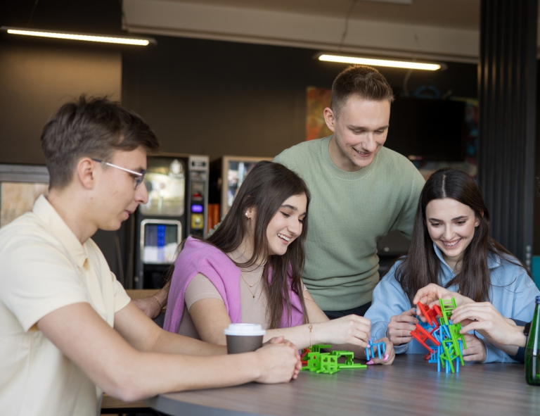 Management | Studia II stopnia w Opolu | Uniwersytet WSB Merito Opole: Grupa studentów grająca w gry 