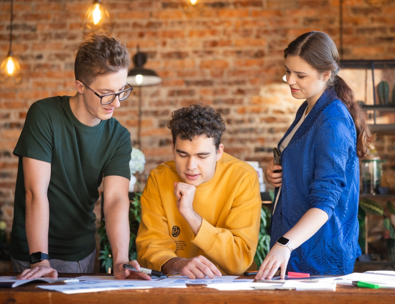 Zarządzanie | Studia II stopnia ze studiami podyplomowymi w Opolu | Uniwersytet WSB Merito Opole: Studenci przeglądający notatki
