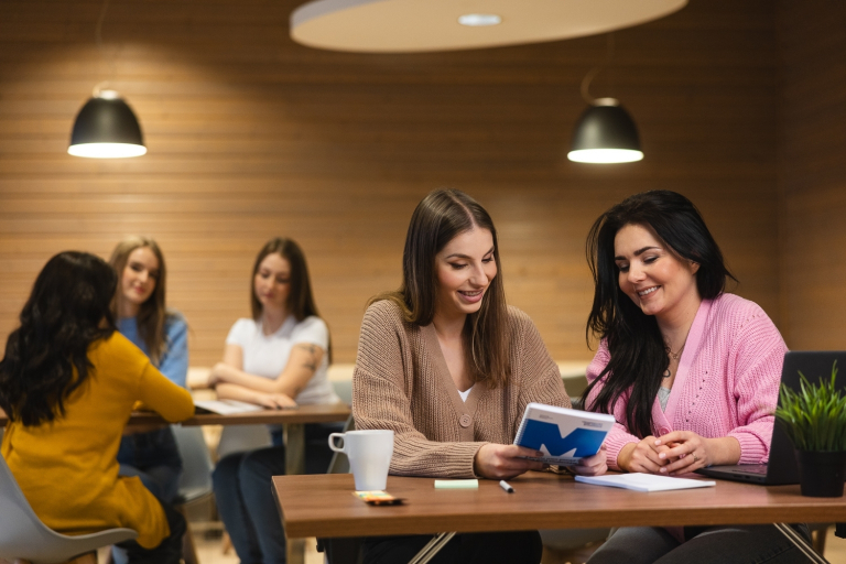 Biznes i nowe technologie | Studia II stopnia w Opolu | Uniwersytet WSB Merito Opole: Studentki w kawiarni. Rozmawiają i piją kawę