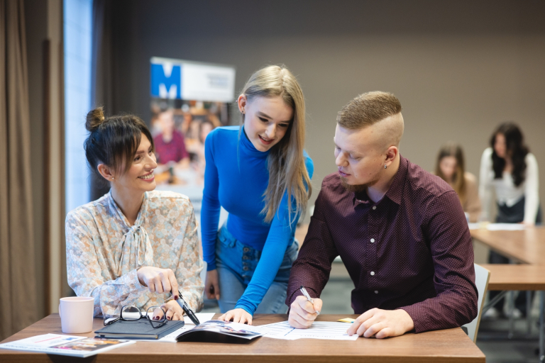 Maturzyści | Uniwersytet WSB Merito Opole: Grupa znajomych przeglądająca wspólnie notatki