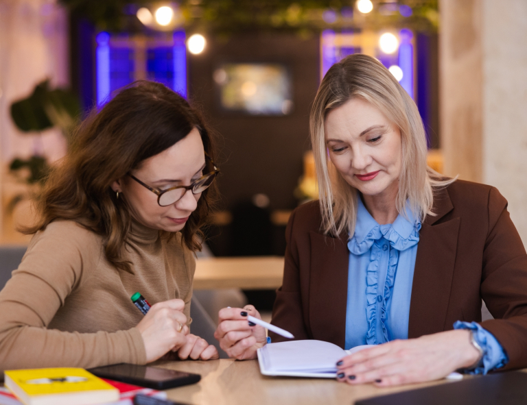 Akademia przywództwa kobiet | Studia podyplomowe w Opolu | Uniwersytet WSB Merito Opole: Dwie kobiety przeglądające notatki