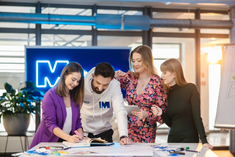 Centrum Badań i Komercjalizacji | Uniwersytet WSB Merito Opole: Grupa studentów pracująca nad projektem