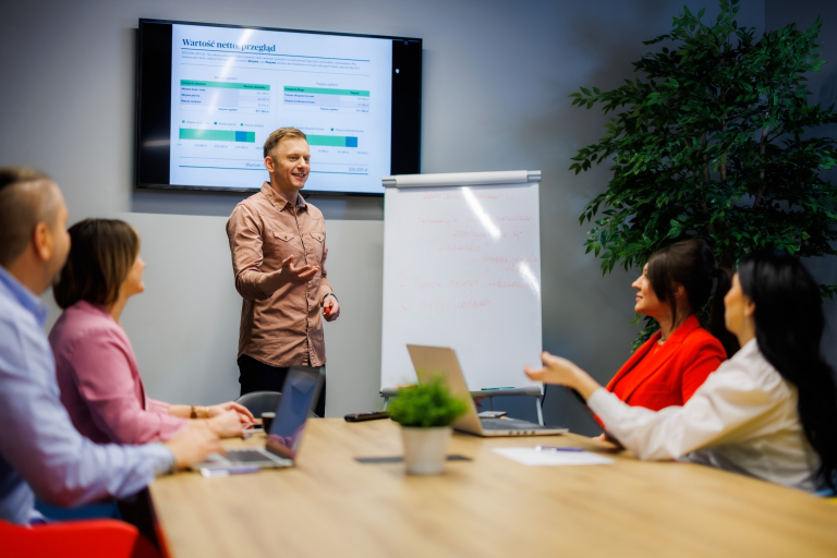 Akademia Startup Management | Studia podyplomowe w Opolu | Uniwersytet WSB Merito Opole: Grupa osób w sali wykładowej