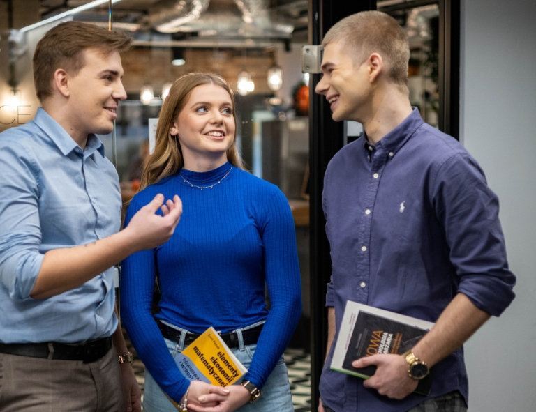 Management | Studia I stopnia w Opolu | Uniwersytet WSB Merito Opole: Grupa rozmawiających studentów.