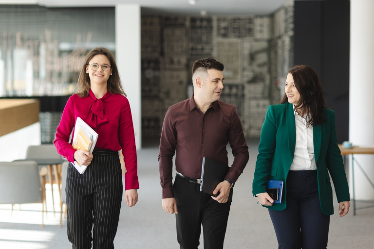 Przygotowanie do wykonywania zawodu  nauczyciela | Studia podyplomowe w Opolu | Uniwersytet WSB Merito Opole: Grupa osób idąca korytarzem