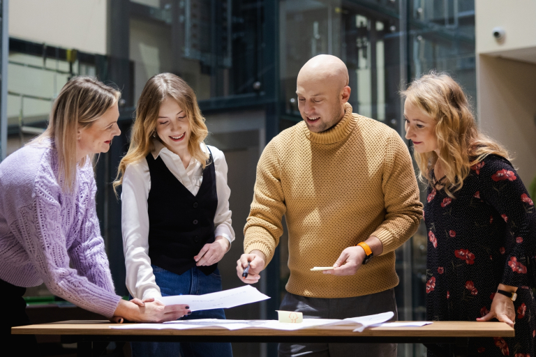 Tester oprogramowania dla aplikacji mobilnych i serwerowych z zastosowaniem AI | Studia podyplomowe w Opolu | Uniwersytet WSB Merito Opole: Grupa osób pracująca nad projektem