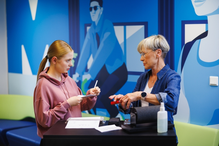 Wywiad i detektywistyka | Studia II stopnia w Opolu | Uniwersytet WSB Merito Opole: Studentka słuchająca wykładowczyni