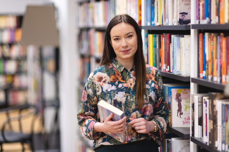 Rachunkowość | Studia I stopnia w Opolu | Uniwersytet WSB Merito Opole: Kobieta stojąca w bibliotece