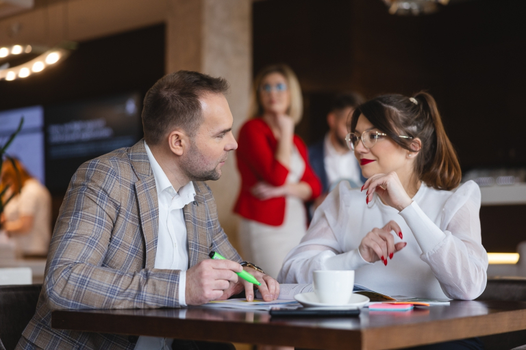 Szkolenia i kursy w Opolu | Uniwersytet WSB Merito Opole: Dwie osoby przeglądające notatki