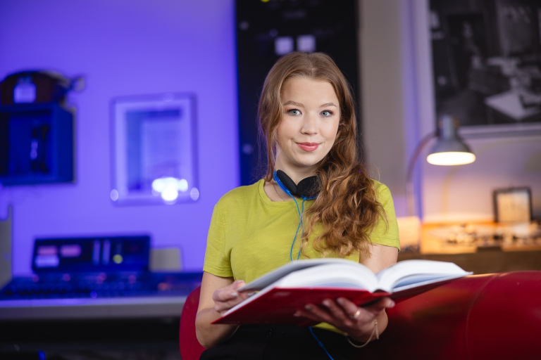 Rzecznik Praw Studenta | Uniwersytet WSB Merito Opole: Dziewczyna trzymająca książkę