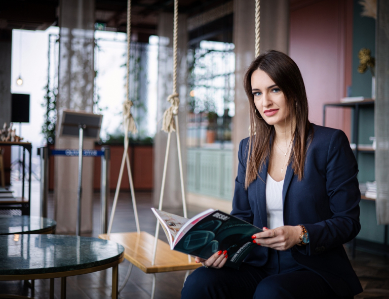 Digital Marketing Masterclass | Studia podyplomowe w Opolu | Uniwersytet WSB Merito Opole: Kobieta trzymająca w dłoniach książkę