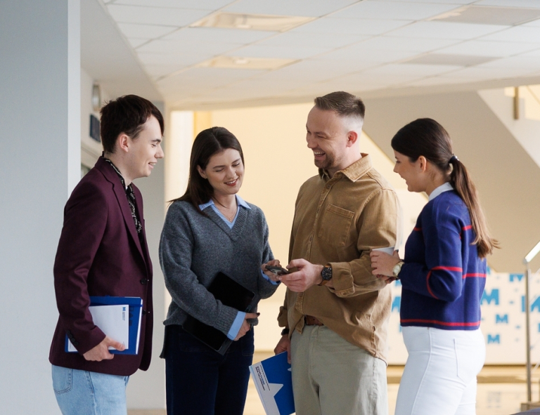 Studia jednolite magisterskie w Opolu | Uniwersytet WSB Merito Opole: Grupa studentów na koryatrzu
