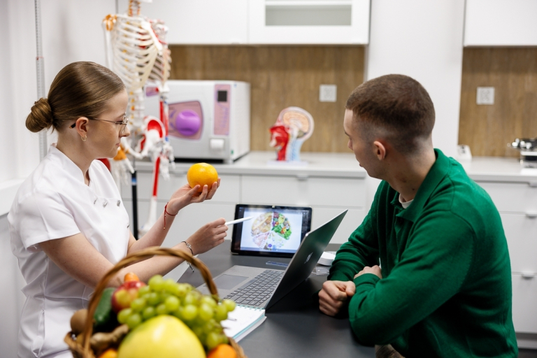 Dietetyka pediatryczna | Studia II stopnia w Opolu | Uniwersytet WSB Merito Opole: Studenci analizują treści w laboratorium dietetycznym