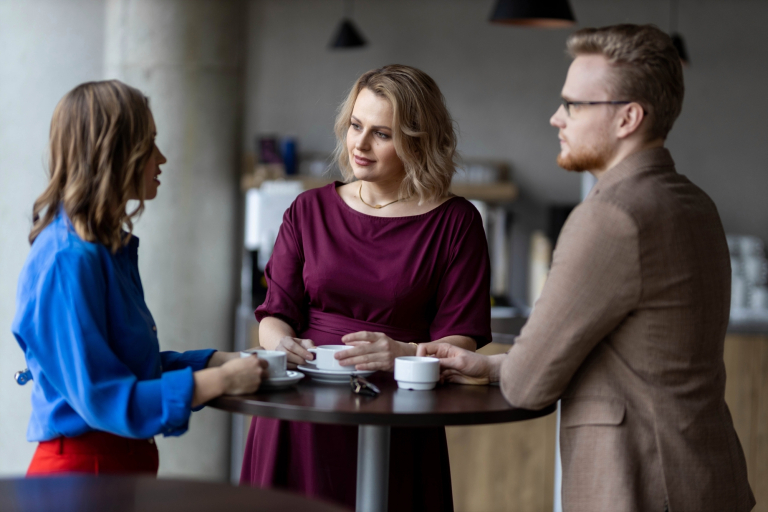 Analiza Transakcyjna w Organizacji | Studia podyplomowe w Opolu | Uniwersytet WSB Merito Opole: Uczestnicy studiów podyplomowych stoją i rozmawiają