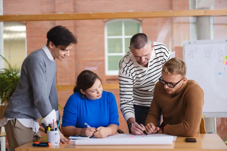 Zarządzanie | Studia II stopnia w Opolu | Uniwersytet WSB Merito Opole: Główna grafika: Opole - finanse i rachunkowość - grupa studentów pracująca nad projektem pod okiem wykładowcy