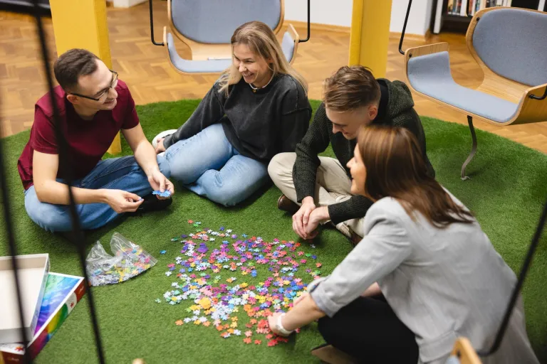 Wyniki wyszukiwania | Uniwersytet WSB Merito Opole: Grupa studentów układa puzzle