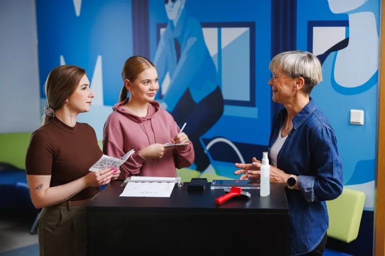 Służba cywilna w administracji | Studia I stopnia w Opolu | Uniwersytet WSB Merito Opole: Wykładowczyni tłumacząca studentkom jak wygląda proces pobierania odcisków palców