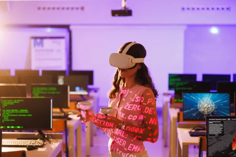 Inżynieria jakości i Lean Manufacturing | Studia I stopnia w Opolu | Uniwersytet WSB Merito Opole: Studentka korzystająca z gogli VR
