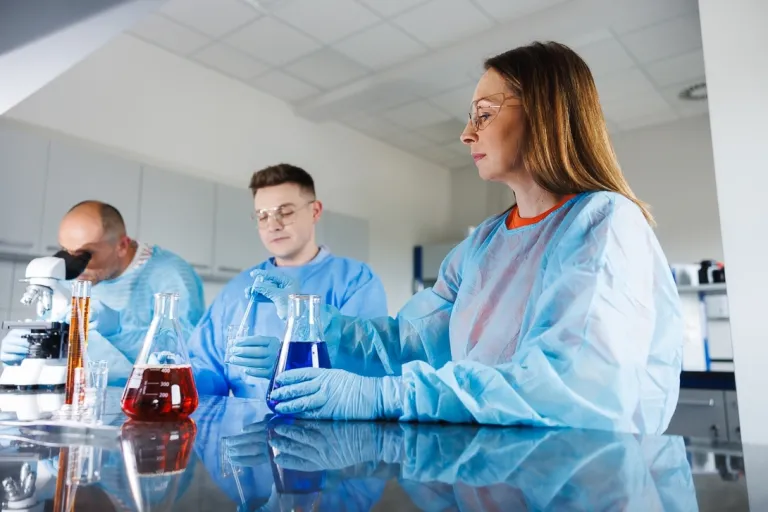 Dietetyka sportowa | Studia I stopnia w Opolu | Uniwersytet WSB Merito Opole: Studenci w laboratorium chemii
