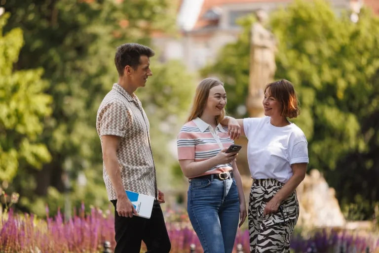 Inżynieria zarządzania | Studia I stopnia w Opolu | Uniwersytet WSB Merito Opole: Grupa znajomych na spacerze
