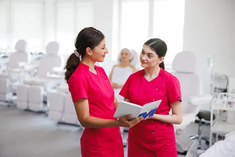 Kosmetologia anti-aging | Studia I stopnia w Opolu | Uniwersytet WSB Merito Opole: Dwie studentki w sali kosmetologicznej