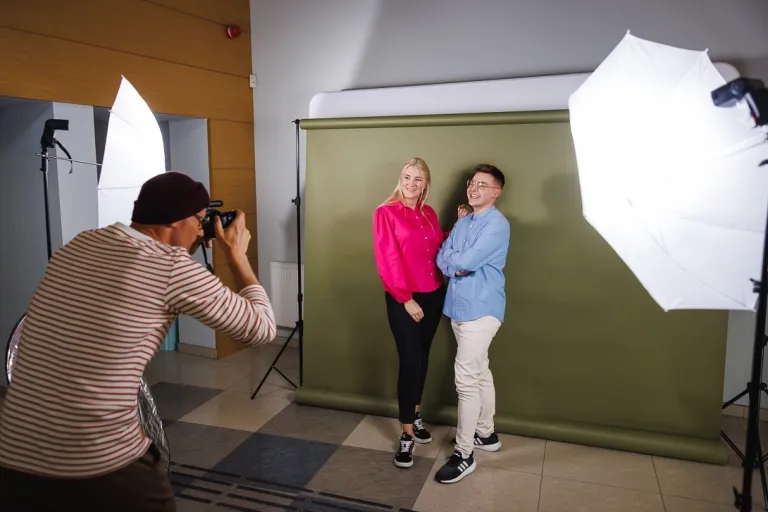 Social media i technologie cyfrowe | Studia I stopnia w Opolu | Uniwersytet WSB Merito Opole: Studenci na zajęciach fotograficznych