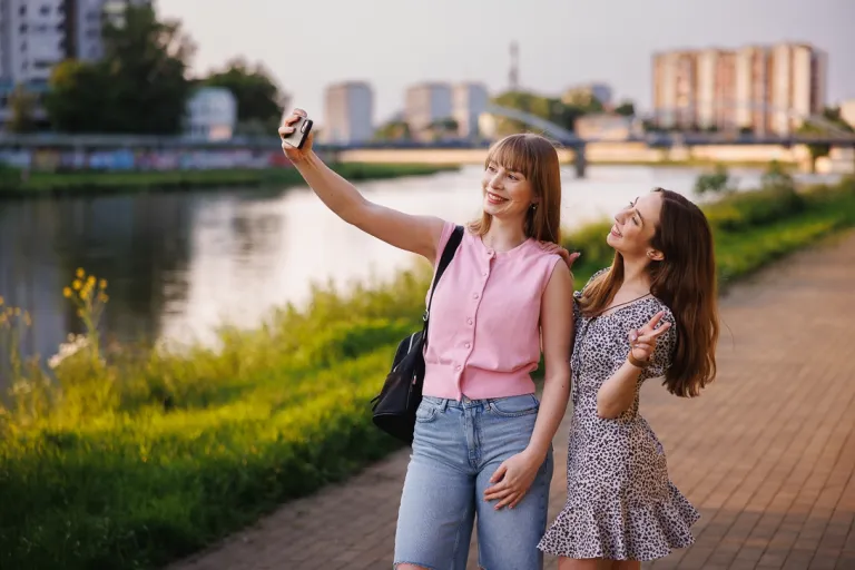 Marketing cyfrowy i grafika reklamowa | Studia I stopnia w Opolu | Uniwersytet WSB Merito Opole: Przyjaciółki robiące selfie