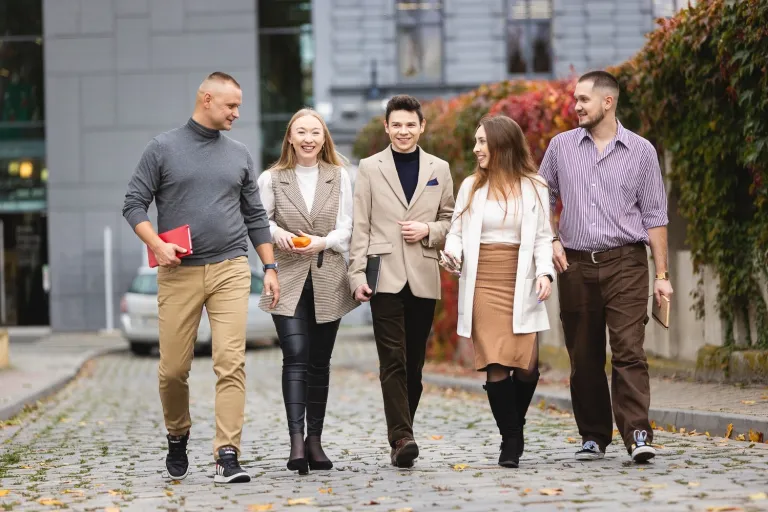 Finanse małych i średnich przedsiębiorstw | Studia I stopnia w Opolu | Uniwersytet WSB Merito Opole: Grupa spacerujących studentów
