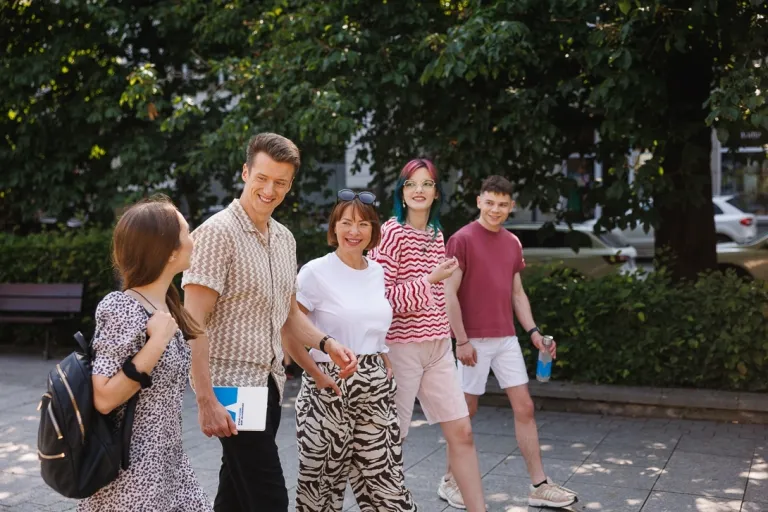 Inżynieria zarządzania procesami produkcyjnymi | Studia I stopnia w Opolu | Uniwersytet WSB Merito Opole: Grupa spacerujących osób