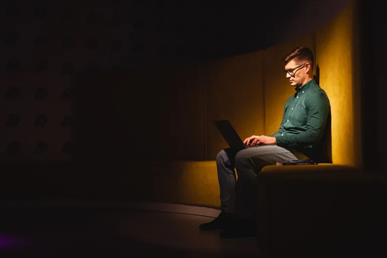 Programowanie | Studia I stopnia w Opolu | Uniwersytet WSB Merito Opole: Student siedzi z laptopem