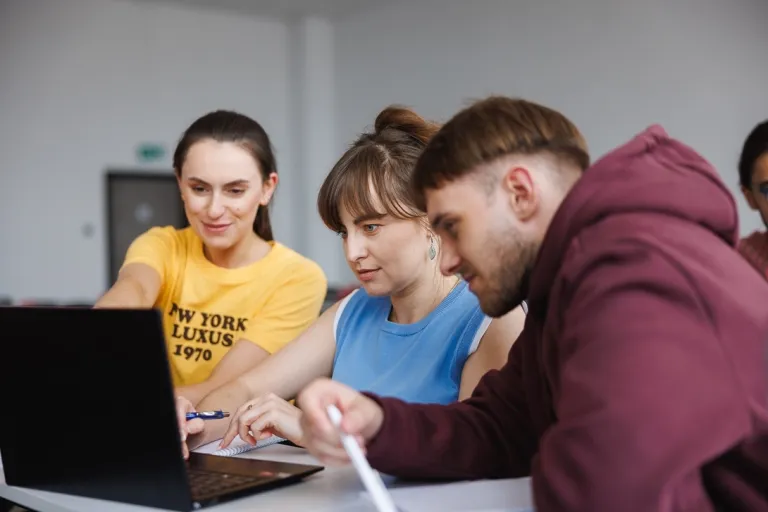 Psychodietetyka i terapia zaburzeń odżywiania | Studia II stopnia ze studiami podyplomowymi  | Uniwersytet WSB Merito Opole: Główna grafika: Opole - studia II stopnia z podyplomowymi- Dietetyka - uczestnicy siedzą i analizują treści z laptopa