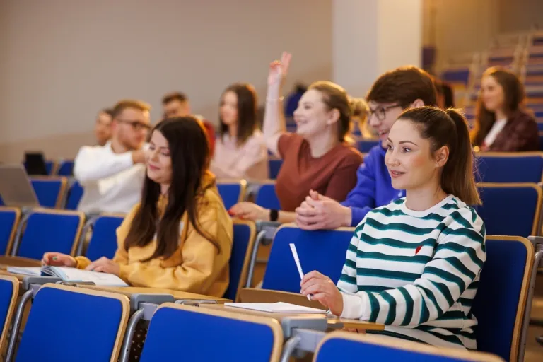 Dietetyka sportowa | Studia II stopnia w Opolu | Uniwersytet WSB Merito Opole: Studenci uczestniczą na wykładzie na auli