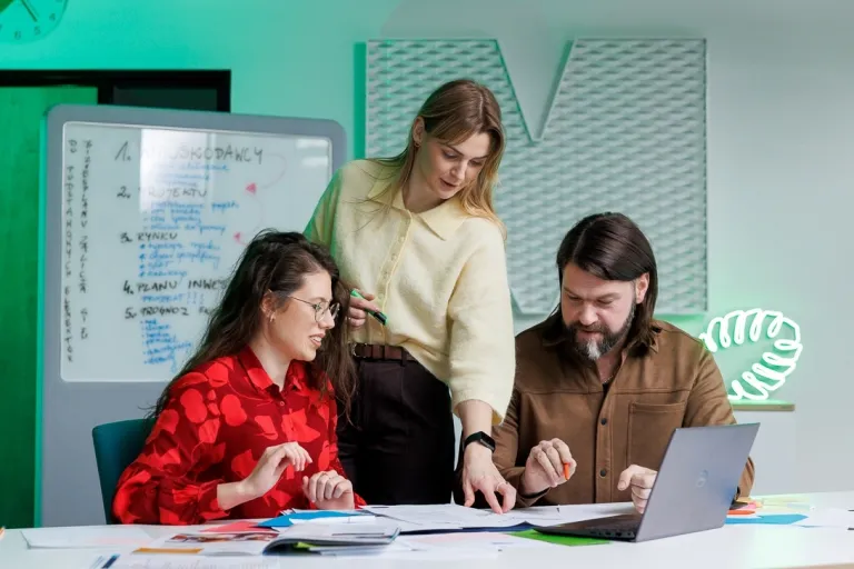 Zarządzanie talentami dla menedżerów - zapraszamy na webinar! | Aktualności | Uniwersytet WSB Merito Opole: Główna grafika: Opole - studia podyplomowe -Sztuczna inteligencja (AI) z elementami cyberpsychologii - uczestnicy studiów podyplomowych analizują wspólnie notatki 