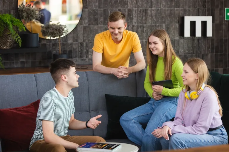 Pedagogika przedszkolna i wczesnoszkolna | Studia jednolite magisterskie w Opolu | Uniwersytet WSB Merito Opole: Studenci siedzą i rozmawiają