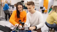 Poznaj nas | Uniwersytet WSB Merito w Poznaniu: Główna grafika: Poznań - studia I stopnia - studenci w laboratoriach