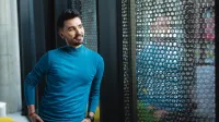 Zarządzanie zasobami ludzkimi | Studia podyplomowe w Poznaniu | Uniwersytet WSB Merito w Poznaniu: Główna grafika: Poznań - studia podyplomowe - Uczestnicy studiów podyplomowych podczas sesji zdjęciowej patrząc przez okno