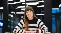 Akademia zarządzania zmianą i strategią | Studia podyplomowe w Poznaniu | Uniwersytet WSB Merito w Poznaniu: Główna grafika: Poznań - studia podyplomowe - Uczestniczka studiów podyplomowych podczas sesji zdjęciowej