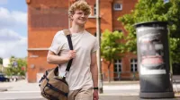 Zarządzanie bezpieczeństwem | Studia II stopnia ze studiami podyplomowymi  | Uniwersytet WSB Merito w Poznaniu: Student idzie na zajęcia na uczelni