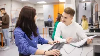 Programowanie | Studia I stopnia w Poznaniu | Uniwersytet WSB Merito w Poznaniu: Studenci podczas zajęć w labolatorium informatycznym.