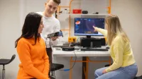Sztuczna inteligencja | Studia I stopnia w Poznaniu | Uniwersytet WSB Merito w Poznaniu: Studenci podczas zajęć w labolatorium informatycznym.