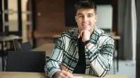 Zarządzanie Bezpieczeństwem | Studia II stopnia w Poznaniu | Uniwersytet WSB Merito w Poznaniu: Student pozujący do zdjęcia w sali wykładowej