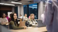 Quality Management | Studia I stopnia w Poznaniu | Uniwersytet WSB Merito w Poznaniu: Studenci z zaciekawieniem słuchają wykładu.