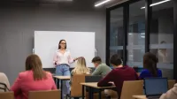 Advanced Database Systems | Studia II stopnia w Poznaniu | Uniwersytet WSB Merito w Poznaniu: Zdjęcie sali wykładowej, pełnej aktywnych studentów.