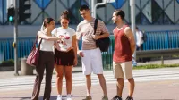 Podatki i doradztwo podatkowe | Studia I stopnia w Poznaniu | Uniwersytet WSB Merito w Poznaniu: Grupa studentów na przejściu dla pieszych