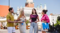 Filologia angielska | Studia I stopnia w Poznaniu | Uniwersytet WSB Merito w Poznaniu: Grupka radosnych studentów, rozmawia ze sobą przed Poznańskim ratuszem.