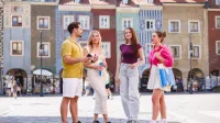 Psychologia Kliniczna | Studia jednolite magisterskie w Poznaniu | Uniwersytet WSB Merito w Poznaniu: Grupa roześmianych studentów na Poznańskim rynku.