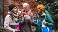 Mentor Practitioner | Szkolenia i kursy w Poznaniu | Uniwersytet WSB Merito w Poznaniu: studentki pijące kawe