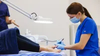Podiatria | Studia I stopnia w Poznaniu | Uniwersytet WSB Merito w Poznaniu: kobiety wykonują zabiegi podologiczne w gabinecie