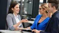Administracja publiczna | Studia I stopnia w Poznaniu | Uniwersytet WSB Merito w Poznaniu: grupa ludzi rozmawia w biurze